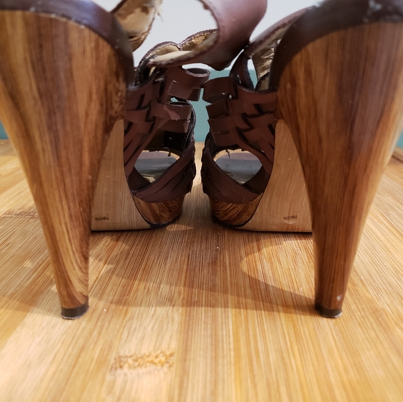 JESSICA SIMPSON BROWN AND WOOD 7.5 HEELS - Picture 4 of 7